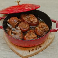 可能是燉小牛膝、香菇和文字的圖像