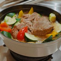 可能是肉排和燉小牛膝的圖像