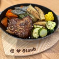 可能是肉排、燉小牛膝和顯示的文字是「姬 Staub 」的圖像