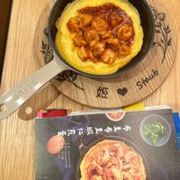 可能是肉桂捲、牧羊人派、水果塔和文字的圖像
