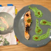 可能是豌豆糊、煙燻鮭魚和魚卵的圖像