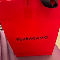可能是顯示的文字是「 FERRAG FERRAGAMO 」的圖像