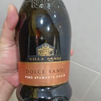 可能是顯示的文字是「 VILLASANDI 香山 VILLA SANDI DOLCE DOLCESANDI SANDI VINO SPUMANTE DOLCE 」的圖像