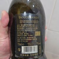 可能是啤酒和顯示的文字是「 DOLCESANDI ANDI VINO SPUMANTE VINOSPUMANTE.DIQUALITC DI QUALITA DEL ΤΙΡΟ OAROMATICODOLCE AROMATICO 品名 ：維拉桑帝氣泡甜白酒 製造商名稱： VILLA VILLASANDI 製造商名稱：WILLASA.DISPA CAЛO SPA 製造商地址： 請地址：HIAE和I22013/A313 113/A31935 31935 ER1220 113/A CROCETTA RODETADEL-NONTELLOITUHALY MONTELLO 原產地 原產地：義大利 義大利 產品種類：葡萄酒， 葡萄酒 產品種類：有 酒精成分/容量：7%/750ml 精成分/容量： 容量：7%/750ml 進口商 説酒人貿易有限公司 地址 台北市民權西路236號10張 電話:02-2552-8690 2-2552-8690 750mle 750mleFRATO IN INITALIA PRODOTTO w VILLASANDI 8 01749407 8017494077038 038 飲 欠酒過量， 次酒過量，有礙健康， 有 有礙健康， 」的圖像