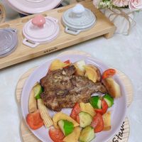 可能是肉排和文字的圖像
