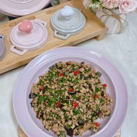 可能是‎炒飯、北非小米飯、豆腐和‎顯示的文字是「 ‎T STAUE STANE T ሣሮ ۷ שיול יול‎ 」‎‎ 的圖像