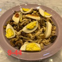 可能是義大利麵和鯷魚的圖像