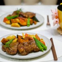 可能是燉小牛膝和肉排的圖像