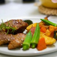 可能是肉排和燉小牛膝的圖像