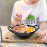 可能是 1 人、拉麵、麵、蛋黃、水波蛋和顯示的文字是「 DDLY 」的圖像