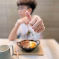 可能是 1 人、水波蛋、火鍋和蛋黃的圖像