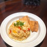 可能是炒飯、豆腐和印度香料飯的圖像
