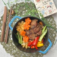 可能是肉排、燉小牛膝和文字的圖像