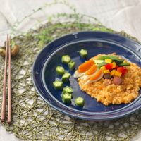 可能是西班牙大鍋飯、北非小米飯、炒飯和豆腐的圖像