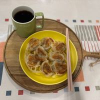 可能是無花果、咖啡杯和半圓形餡餅的圖像