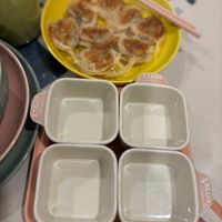 可能是港式點心和顯示的文字是「 STAUB STAUB ma STAUS SIVL9 」的圖像