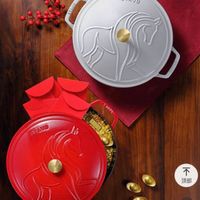 可能是‎顯示的文字是「 ‎STAUB 3/11 SAUS ンカす סעבק SAUB 不 顶部 顶部 ))‎ 」‎的圖像