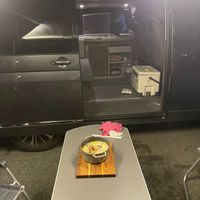 可能是營地、廂型車和文字的圖像