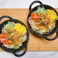 可能是豆腐、拉麵、麵、炒飯和文字的圖像