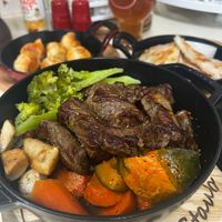 可能是燉小牛膝、肉排和文字的圖像