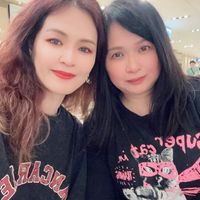 可能是 2 個人和文字的圖像