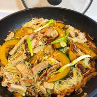 可能是炒麵、拉麵、麵、肉排和香菇的圖像