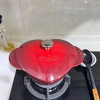 可能是鬆餅機和顯示的文字是「 STAUB 」的圖像