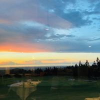 可能是地平線、雲、高爾夫球場和暮光的圖像