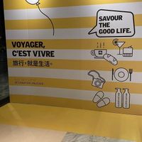 可能是顯示的文字是「 Le MERIDIEN TAICHUNG 台中李方艾美酒店 SAVOUR THE GOOD LIFE. C'EST C'ESTVIVRE VIVRE 2 dy Cnn 1O 21300+า @001 #ี1300+าท 21300+ATII 」的圖像