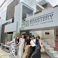 可能是 ‎5 個人、矢車菊和‎顯示的文字是「‎正財女 高 R18 ロースタリー ROAST8RY コーヒー FLAGSHIP STORE لالة‎ 」‎‎ 的圖像