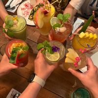 可能是 2 個人和飲料的圖像