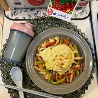 可能是‎炒麵和‎顯示的文字是「 ‎Tanih stanh O STAUB そ O 5 بع STAuB‎ 」‎‎ 的圖像