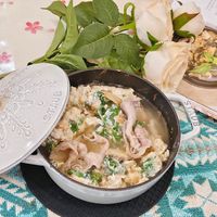 可能是火鍋、燉小牛膝、豆腐、粥和文字的圖像