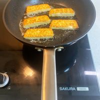 可能是‎炸丸子、豆腐和‎顯示的文字是「 ‎OFF SAKURA G2633G ۳ عر W‎ 」‎‎ 的圖像