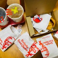可能是雞肉三明治、炒麵和文字的圖像