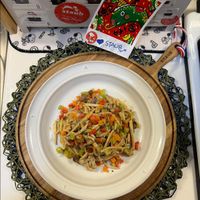 可能是炒麵、義大利麵和文字的圖像