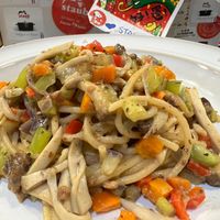 可能是義大利麵、拉麵、香菇、炒麵和文字的圖像