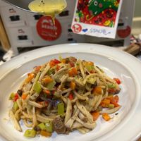 可能是‎義大利麵、炒麵和‎顯示的文字是「 ‎STAUB. STAUB ى‎ 」‎‎ 的圖像
