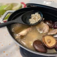 可能是香菇、火鍋和粥的圖像