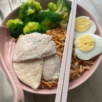 可能是麵、炒麵、拉麵、水波蛋和顯示的文字是「 STAUB UB 2 NITTM Ο 」的圖像