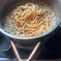 可能是炒麵、義大利麵、拉麵和麵的圖像