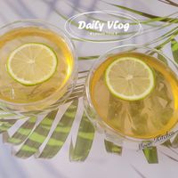可能是飲料和顯示的文字是「 Daily DailyVlog VCog # Leisure #Leisure_Time# Time# Kitchen Moon Loon 」的圖像