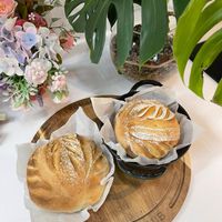 可能是巴布卡麵包、半圓形餡餅、蛋糕和文字的圖像