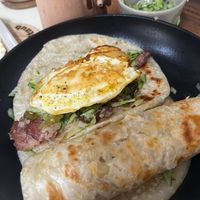 可能是墨西哥捲餅和希臘旋轉烤肉的圖像