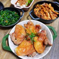 可能是食物和顯示的文字是「 STAUR STAUE STAUR STAUB 」的圖像