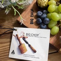 可能是麵包棒和顯示的文字是「 BIG CHOP TM Handmade Ha from asmania's fi finest timbers መኤል A መወክታ። PRESENTATIONBOARI A PRESENTATION BOARD statement of of style and quality 」的圖像