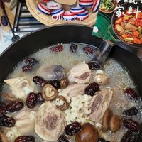 可能是火鍋、粥、龍眼和顯示的文字是「 staub staub Olivecr 籌鐵 家美斗 Olive.CF 」的圖像