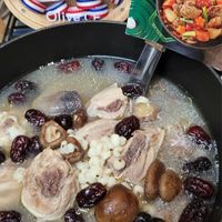 可能是火鍋、粥、龍眼和顯示的文字是「 stant seauh 鯖鐵鍋 鐵 家き 料 OliveRCF Olive.CF 」的圖像
