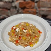 可能是水波蛋、北非小米飯和豆煮玉米的圖像