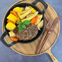可能是燉小牛膝、肉排和顯示的文字是「 STAUB STAUB 」的圖像